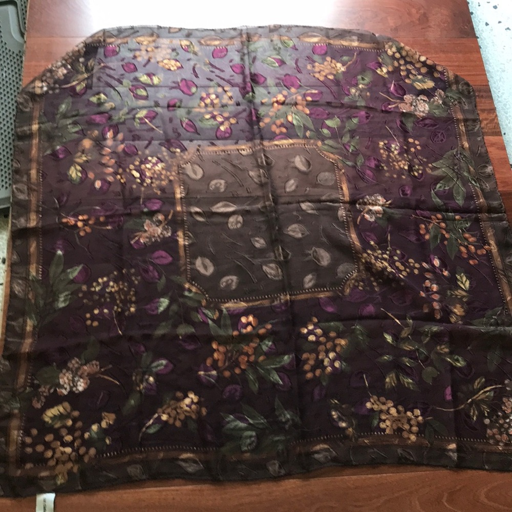 Liz Claiborne 34.5” square Scarf